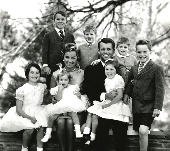 Con su padre, Robert F Kennedy Sr, madre, Ethel, y sus hermanos. El joven Robert está arriba