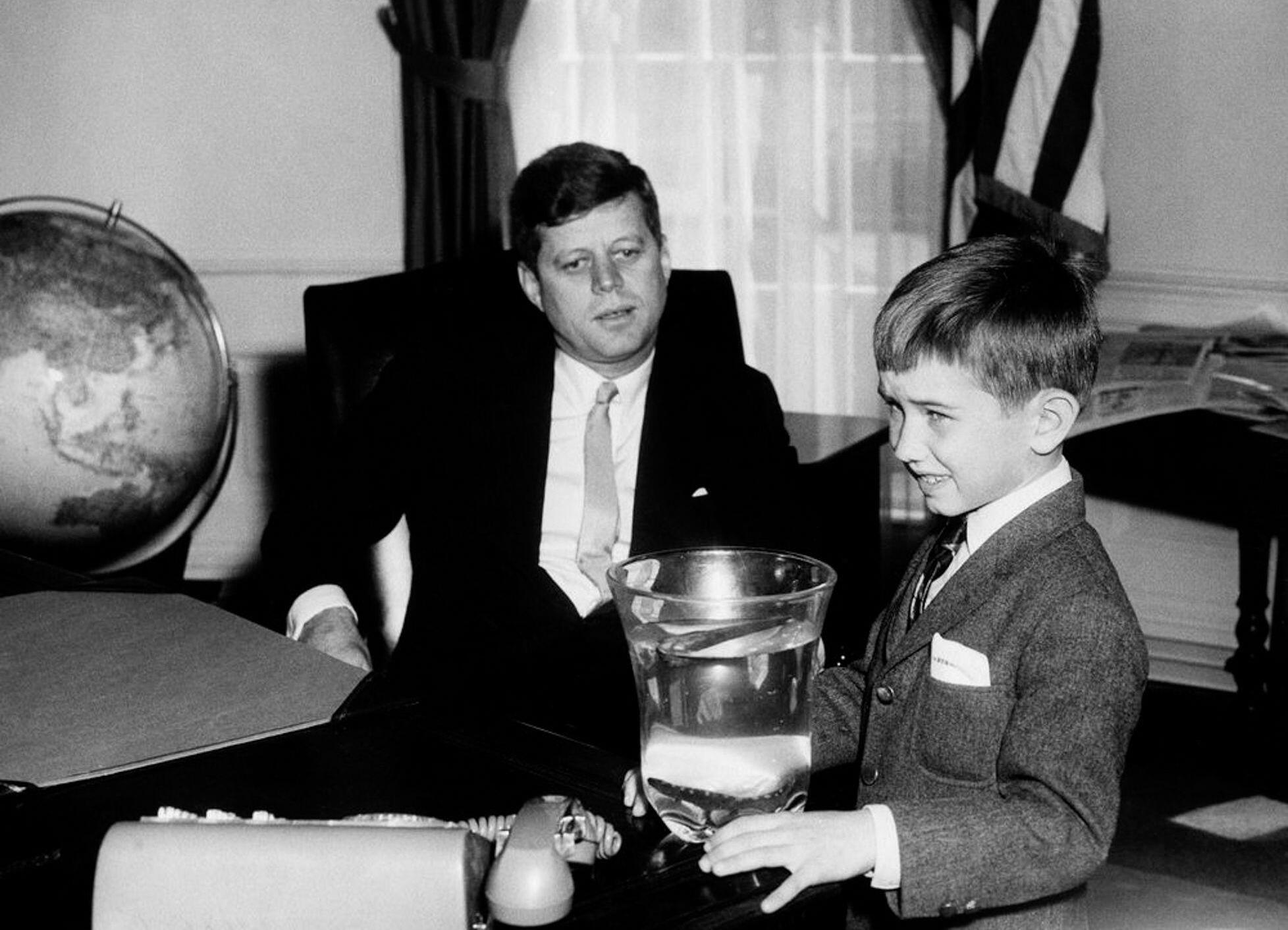 En la Casa Blanca en 1961 a los siete años, mostrando a su tío, el presidente Kennedy, una salamandra moteada que había atrapado